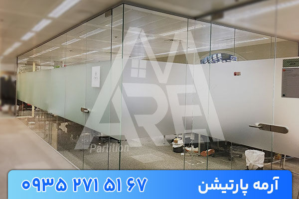 چگونه با پارتیشن شیشه ای فضای خانه را بدون ساخت‌وساز تقسیم کنیم؟